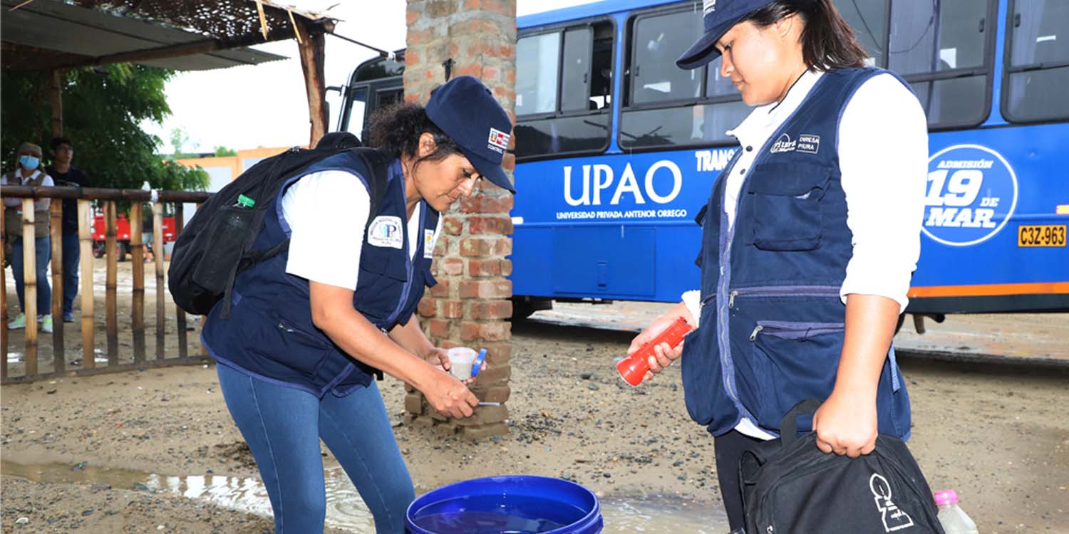 UPAO sigue apoyando a los sectores más vulnerables de Piura - A través de la Oficina de Responsabilidad Social Universitaria, realiza una campaña de control larvario para prevenir el dengue